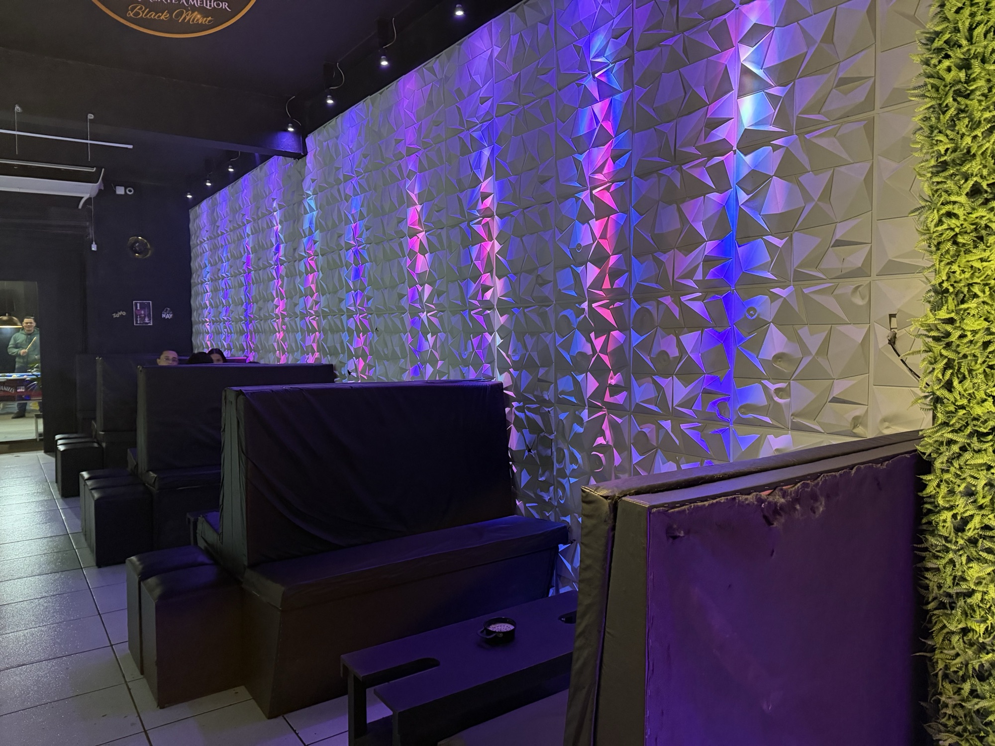 Ambiente interno iluminado do Crazy Hookah