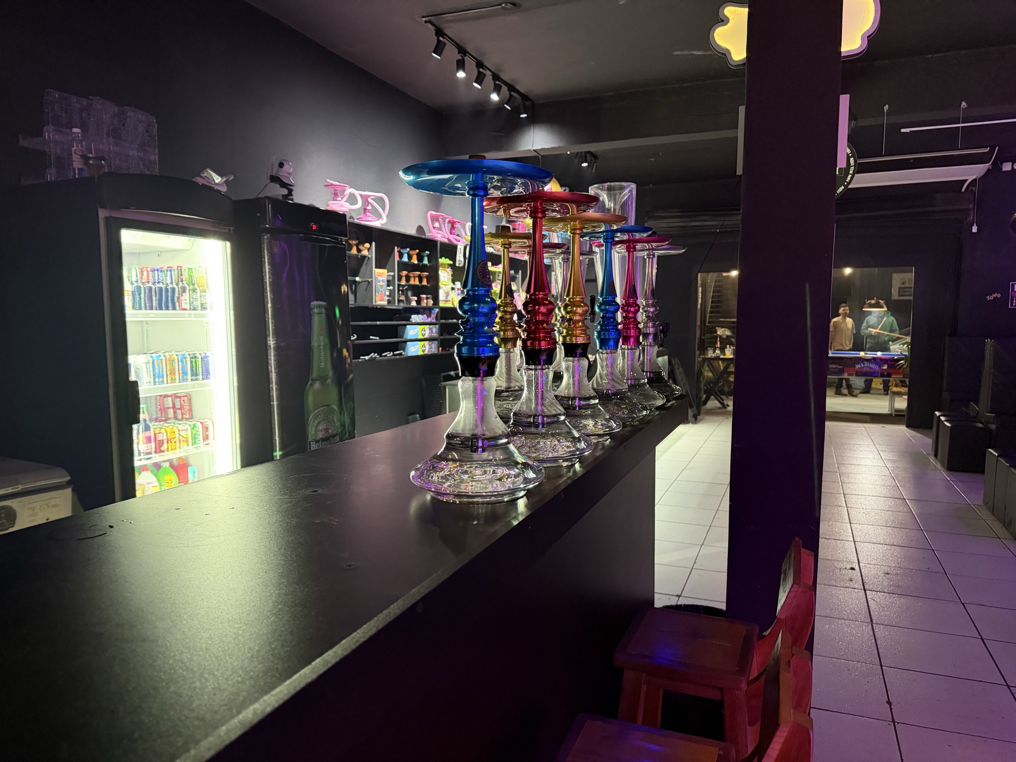 Narguiles coloridos no balcao do Crazy Hookah